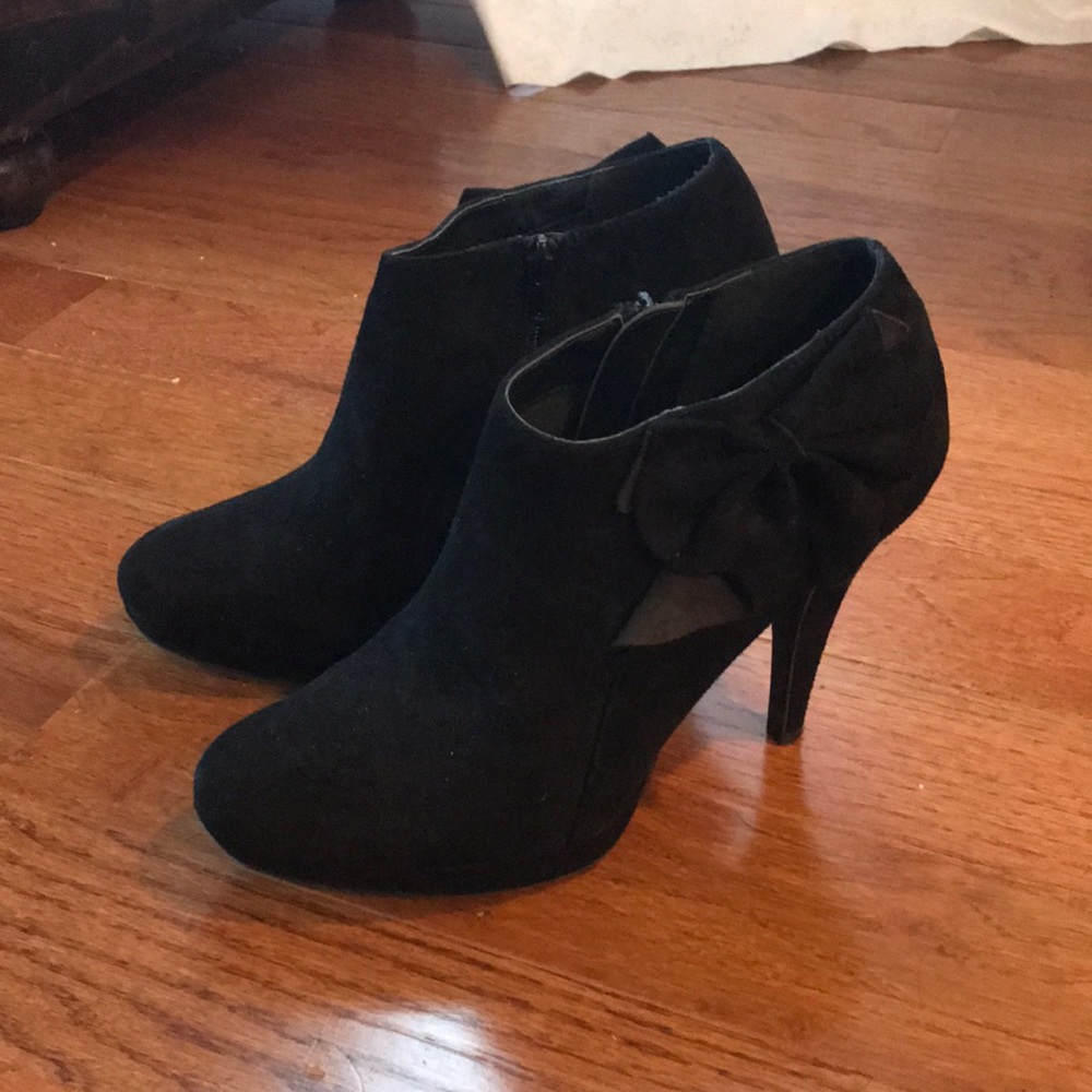 Black booties with side bow